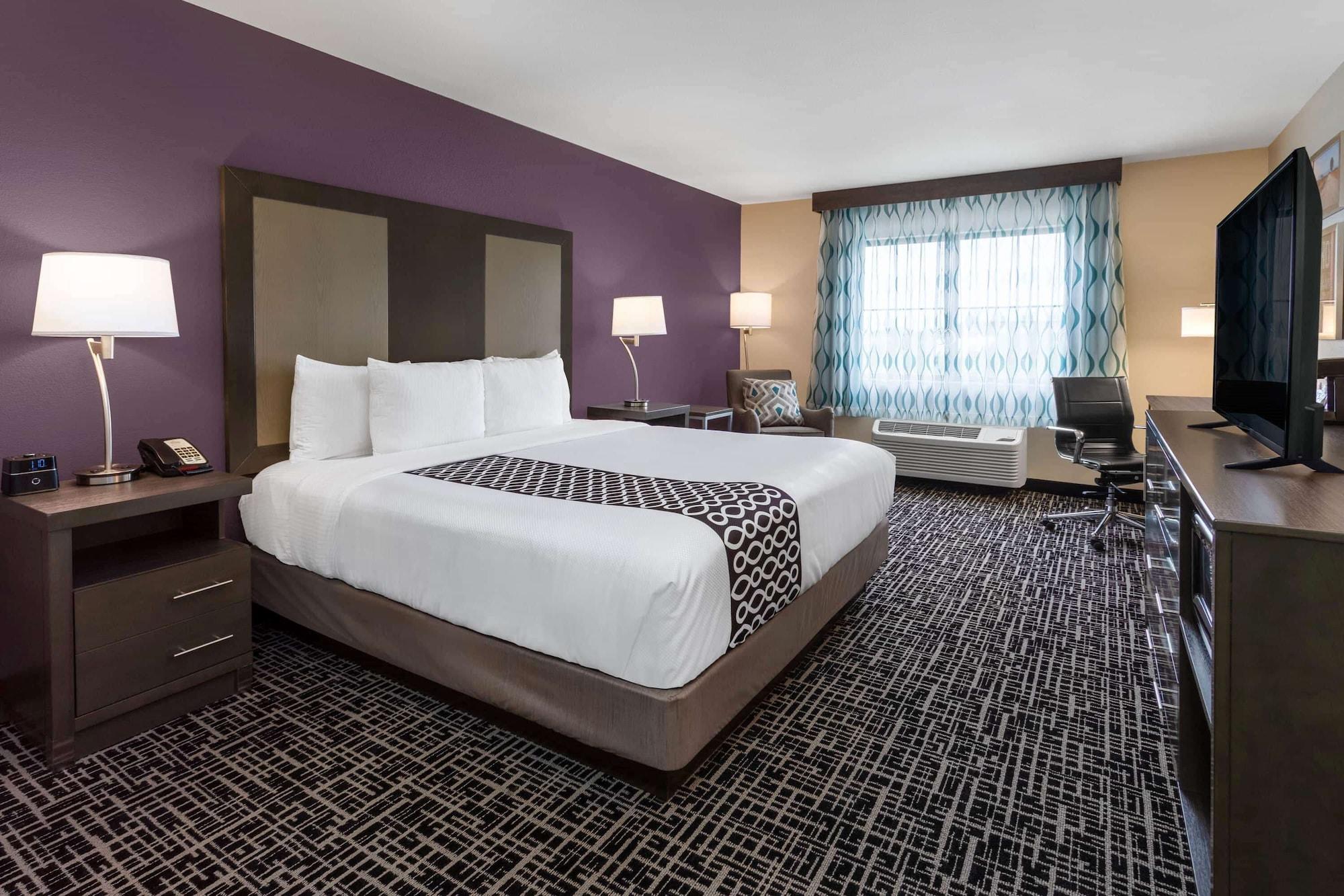 La Quinta By Wyndham Wichita Airport Hotel Exterior photo