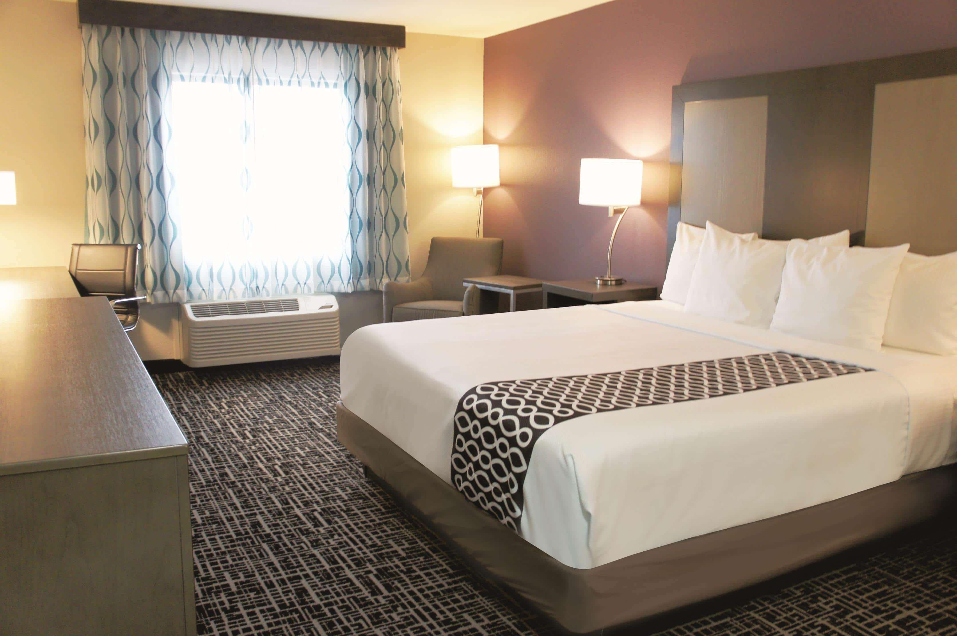 La Quinta By Wyndham Wichita Airport Hotel Exterior photo