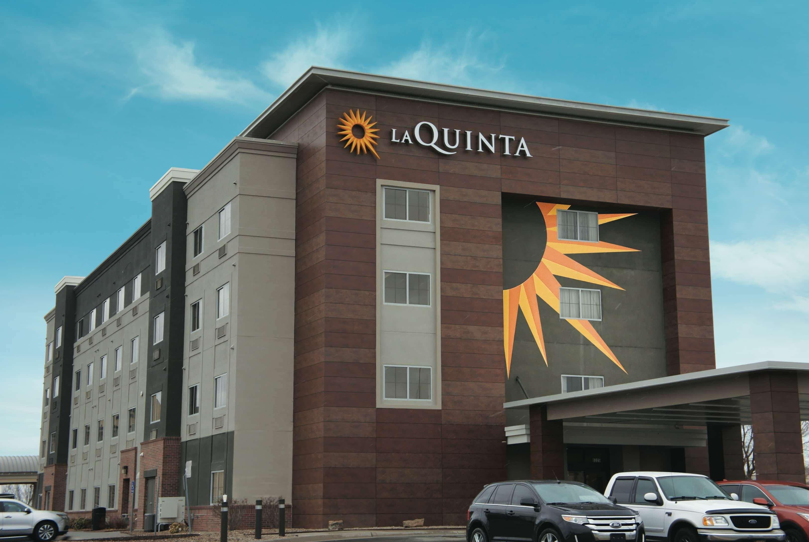 La Quinta By Wyndham Wichita Airport Hotel Exterior photo
