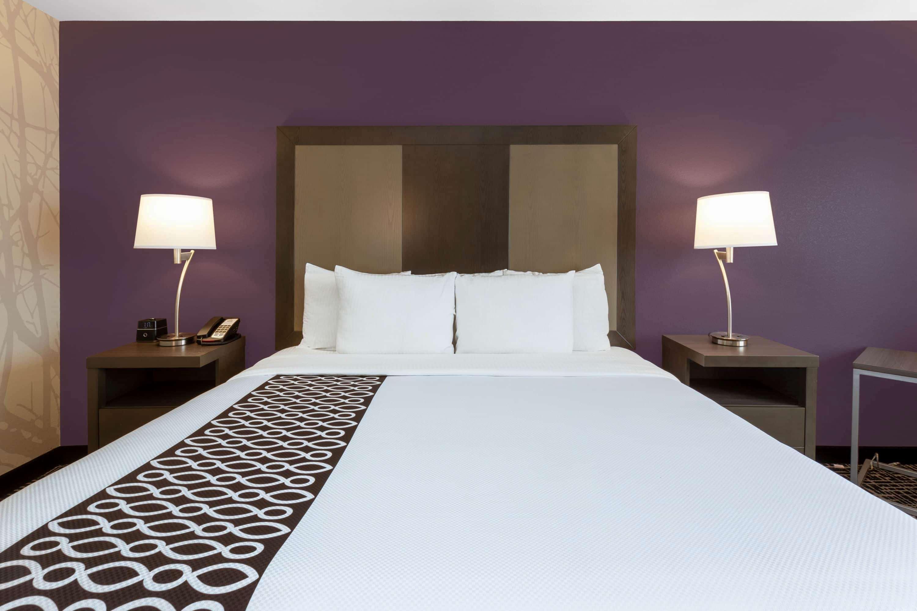 La Quinta By Wyndham Wichita Airport Hotel Exterior photo