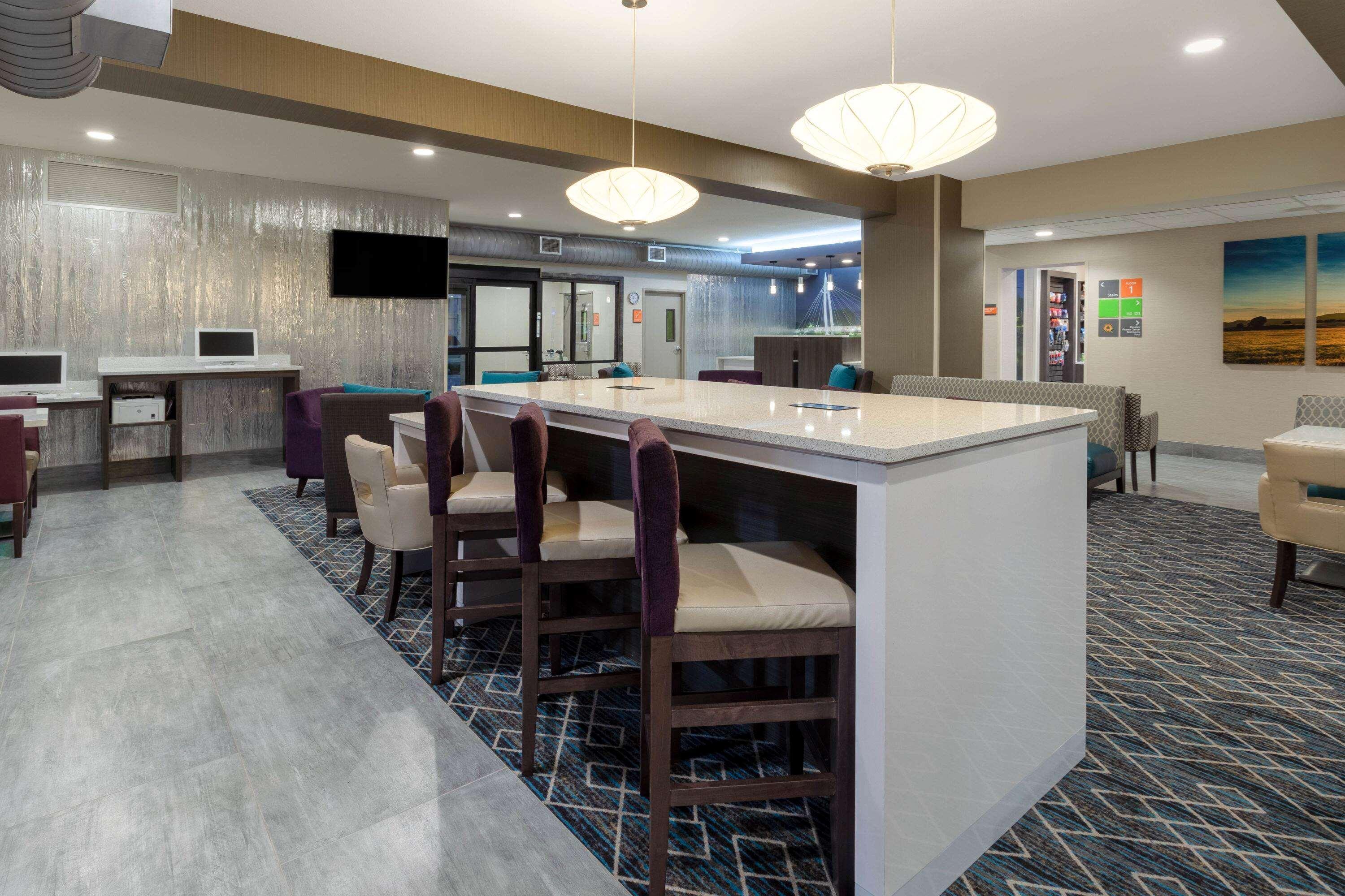 La Quinta By Wyndham Wichita Airport Hotel Exterior photo