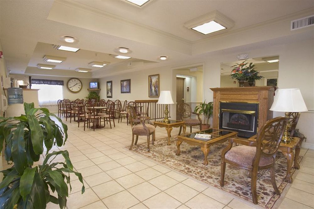 La Quinta By Wyndham Wichita Airport Hotel Exterior photo