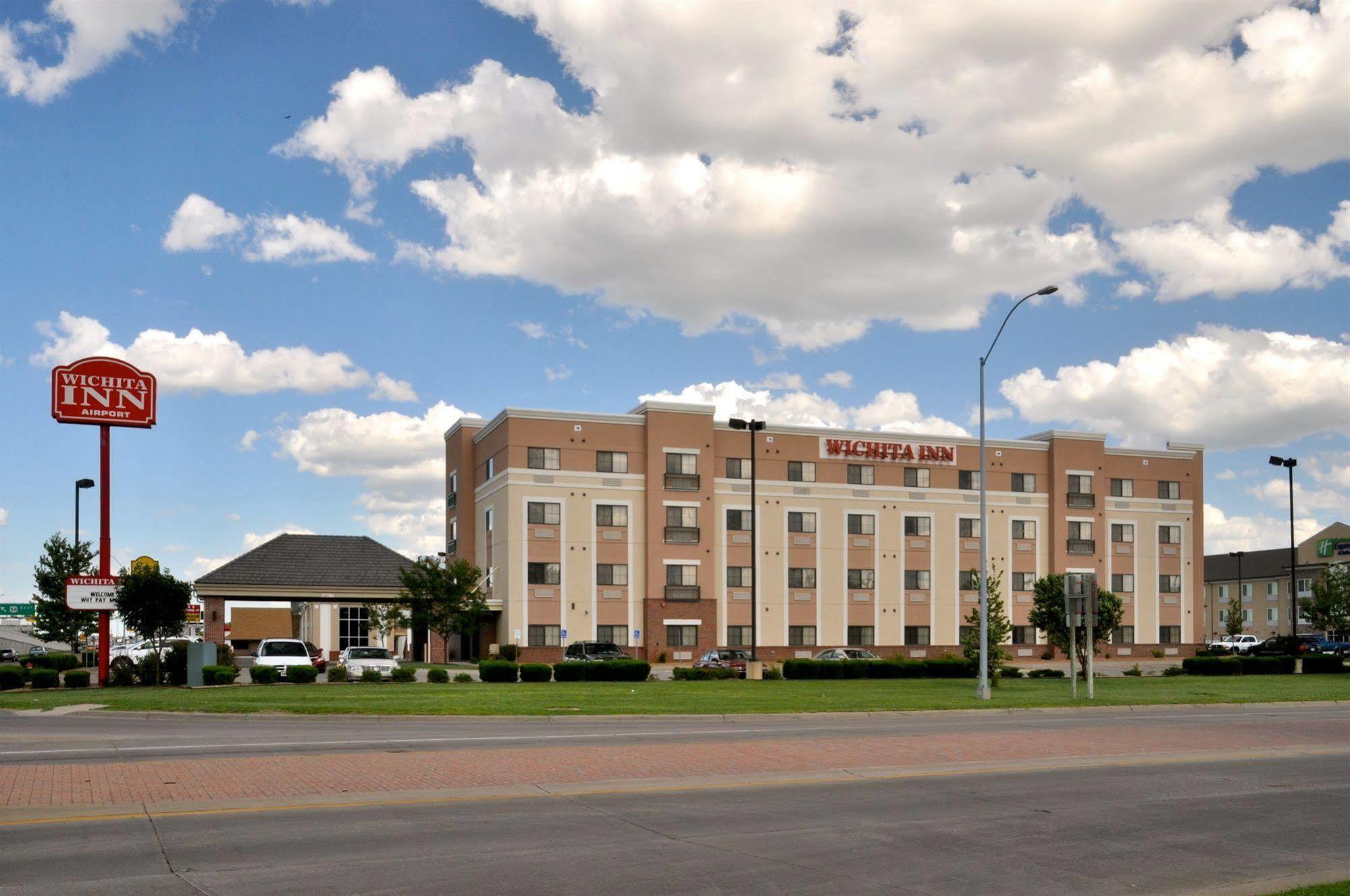 La Quinta By Wyndham Wichita Airport Hotel Exterior photo
