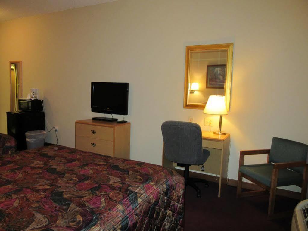La Quinta By Wyndham Wichita Airport Hotel Exterior photo