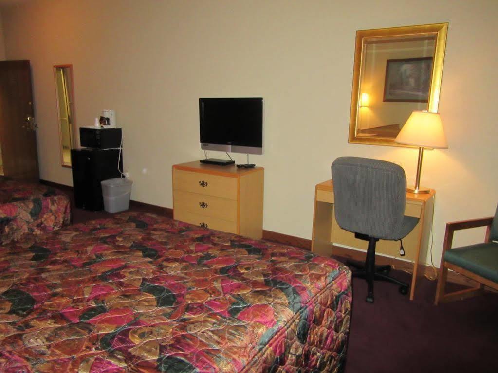 La Quinta By Wyndham Wichita Airport Hotel Exterior photo